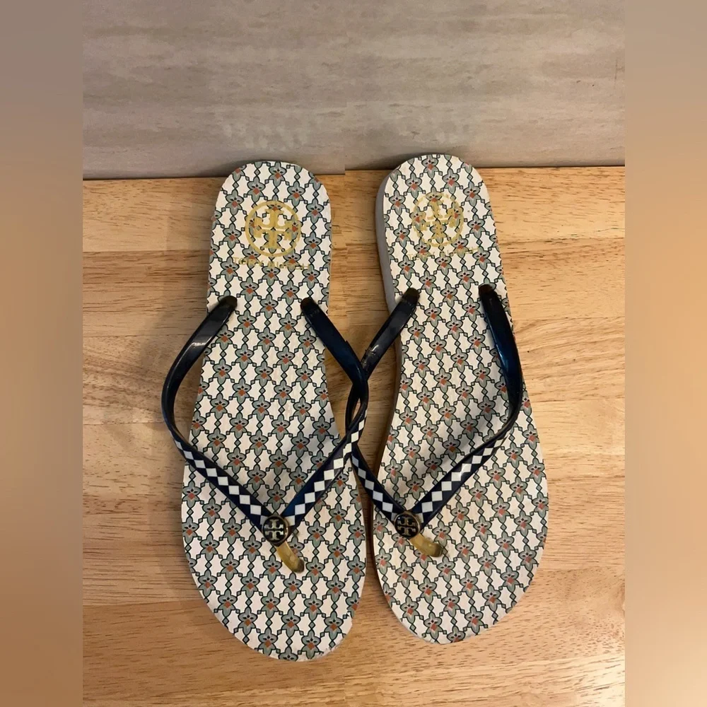 Tory Burch Thin Flip Flops Geometric Pattern Logo Charm